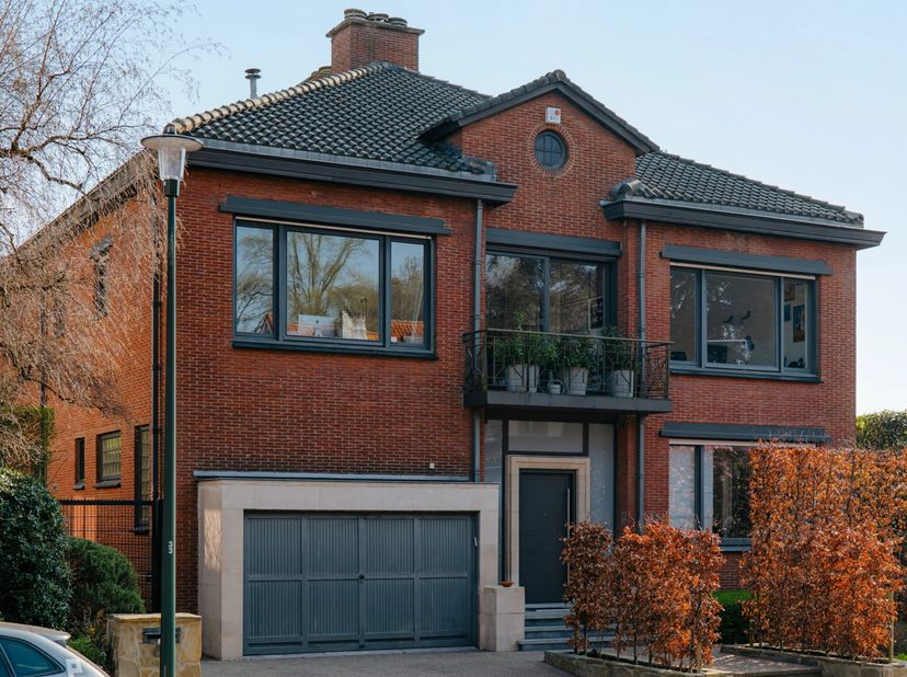 Victoire Junot heeft het genoegen u deze elegante, lichtrijke villa voor te stellen, ideaal gelegen in een van de meest gegeerde wijken van Ukkel. Gel