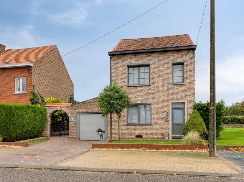 Deze karaktervolle woning, rustig gelegen nabij Tienen en Landen, combineert authenticiteit met comfort en praktische functionaliteit. De woning is in