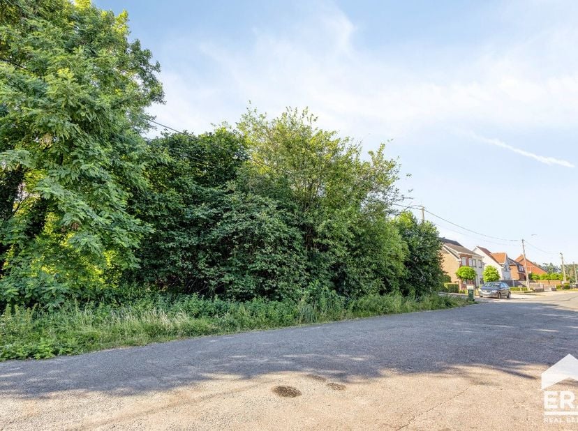 Bouwgrond van 570 m² te koop in een doodlopende straat te Geel. Deze is bestemd voor een open bebouwing. Het perceel geniet van 19 meter breedte langs