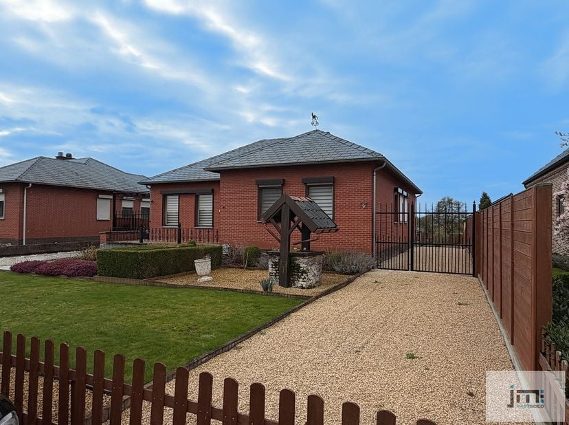 Deze goed onderhouden woning gelegen in een rustige buurt in Alken op een perceel van 11a 66 heeft een ruime zuid-gerichte tuin en biedt goede verbind