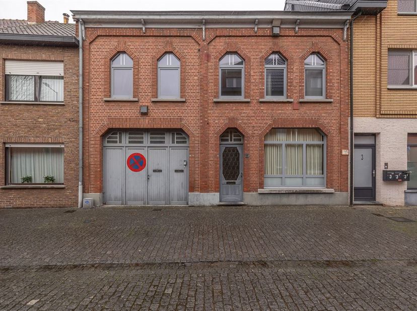 Deze te renoveren opbrengsteigendom is gelegen in het centrum van Zichem, op wandelafstand van lokale handelszaken, scholen en openbaar vervoer, met h