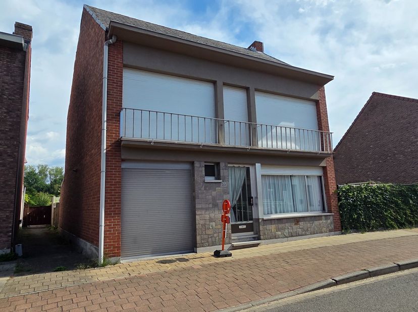 <br />
Op te frissen woning te Willebroek, gelegen langsheen de Heindonksesteenweg. Woning met energielabel D. Straatbreedte van ±8,50m. Gelijkvloers