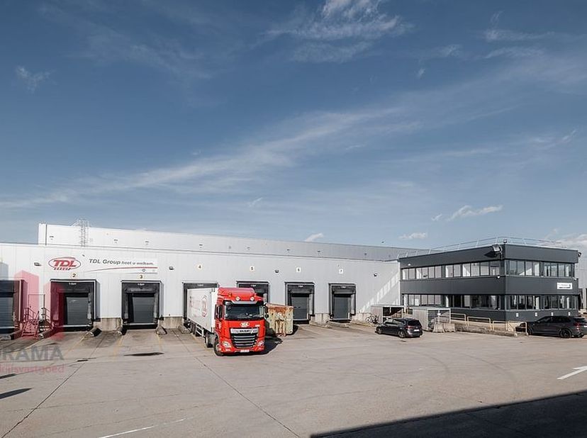 3.744 m² Opslagruimte te huur&amp;nbsp;<br />
Fantastisch gelegen tussen 2 waterwegen waaronder de Rupel en op amper 1,5 km van de A12 waardoor zowel Antw