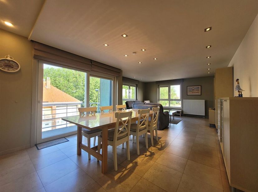 Gemeubeld appartement van 88m² in Westende te huur.<br />
Het beschikt over twee ruime slaapkamers, uitgerust met ingebouwde kasten en directe toegang