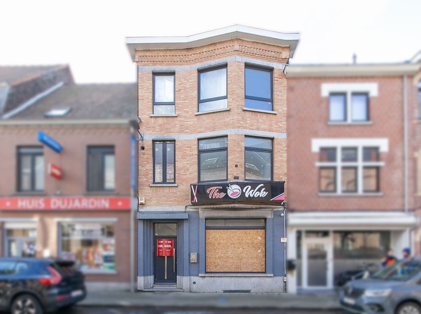 HANDELSWONING - <br />
<br />
Handelsgelijkvloers met private bewoning op de eerste en tweede verdieping.<br />
Indeling:<br />
-	Kelder: 3 kelderruim