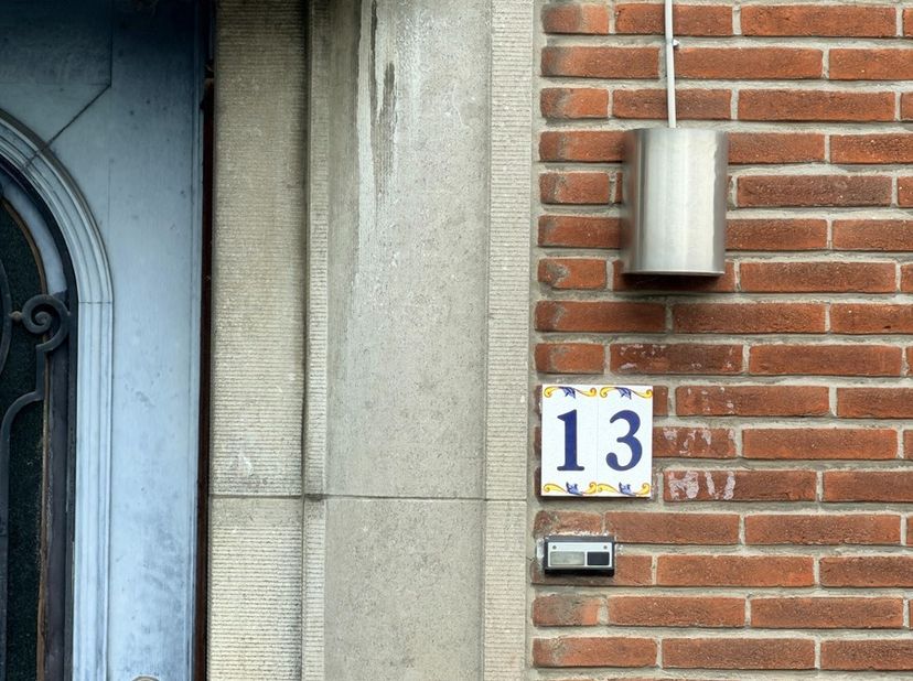 TE RENOVEREN GEZINSWONING MET 4 SLAAPKAMERS, TUIN EN GARAGES TE GERAARDSBERGEN. Bent u op zoek naar een woning met ruimte en potentieel waar u volledi