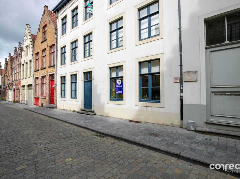 CHARMANT GELIJKVLOERSAPPARTEMENT MET TUINTERRAS IN BRUGGE!<br />
<br />
STARTPRIJS: Elk bod boven deze startprijs, wordt voorgelegd aan de eigenaars