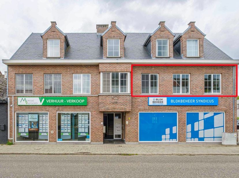 LOT 1: APPARTEMENT MET GARAGE -<br />
<br />
Gemeente LAAKDAL (Veerle) – 1e afdeling.<br />
In een gebouw met handelsruimten, woongelegenheden en gara