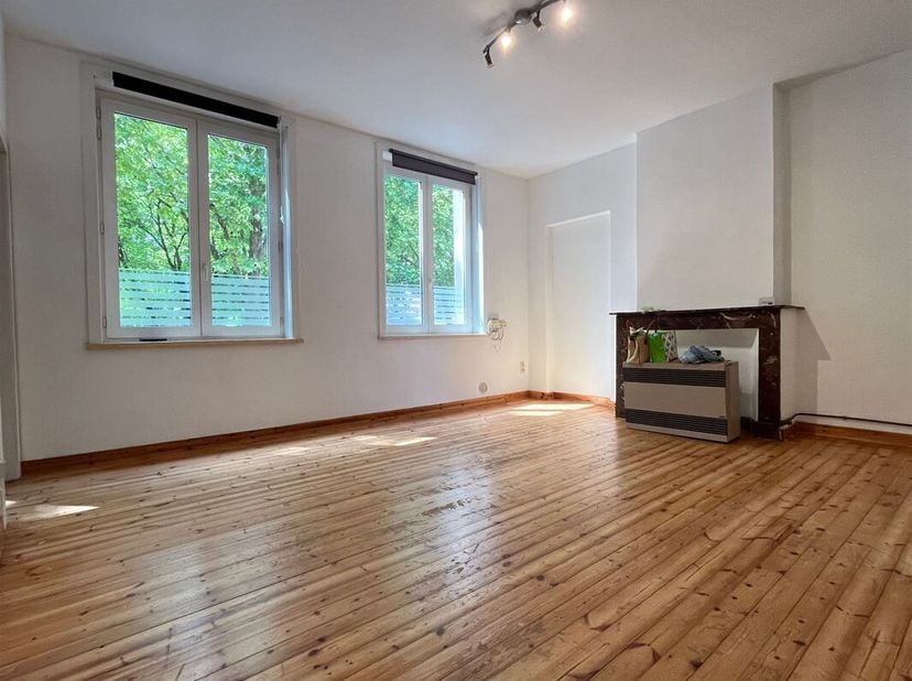 Mooi appartement van +/- 60 m², ideaal gelegen vlakbij het stadscentrum van Doornik.<br />
Het appartement op de 1e verdieping zonder lift bestaat uit