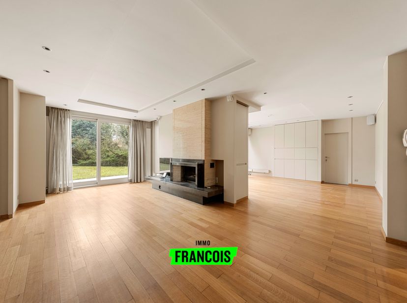 Découvrez cet appartement exceptionnellement spacieux de plain-pied situé à Bruges, une propriété unique offrant une surface habitable de pas moins de
