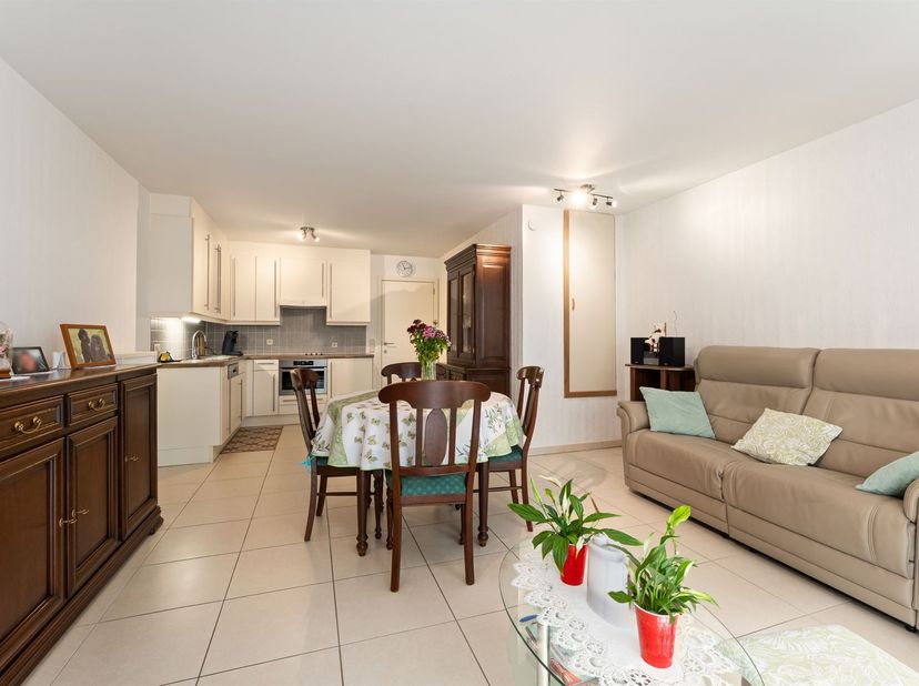 Instapklaar 2-slaapkamerappartement met twee zonneterrassen op topligging.<br />
<br />
<br />
Op een uitstekende locatie in de Gentstraat te Bredene