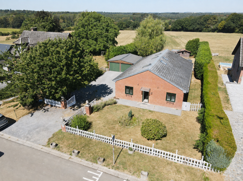 Ontdek deze aangename gelijkvloerse woning, gelegen in een rustige residentiële wijk in het dorp Havelange.<br />
<br />
De woning is als volgt ingede