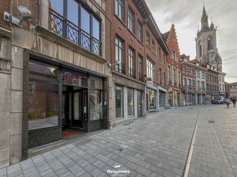 Superbe surface commerciale de caractère en plein centre-ville de Tournai !<br />
<br />
Située en plein centre historique, au pied de la cathédrale