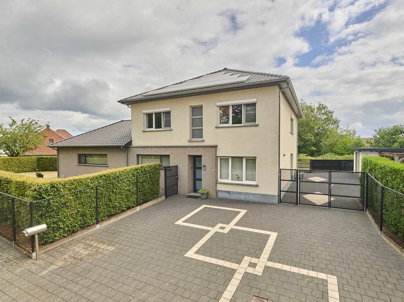 Ruime villa met 3 slaapkamers en mogelijkheid tot beroep aan huis in hartje Eksel<br />
In het hart van Eksel vinden we deze verrassend ruime vrijstaa