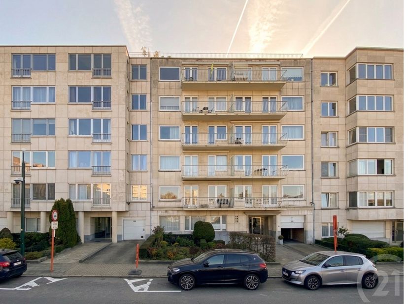 WOLUWE-SAINT-LAMBERT / TOMBERG — Situé dans l'un des quartiers les plus recherchés de Woluwe-Saint-Lambert, à deux pas de la maison communale. Magnifi