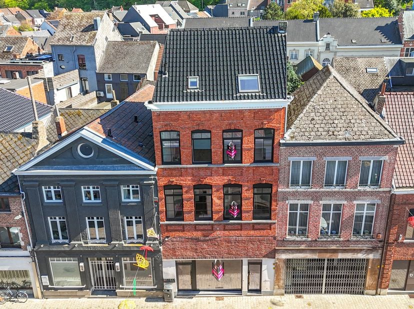 Gelegen in een levendige winkelstraat in het hart van Diest, bieden wij u dit volledig gerenoveerde opbrengsteigendom aan, bestaande uit een handelsru