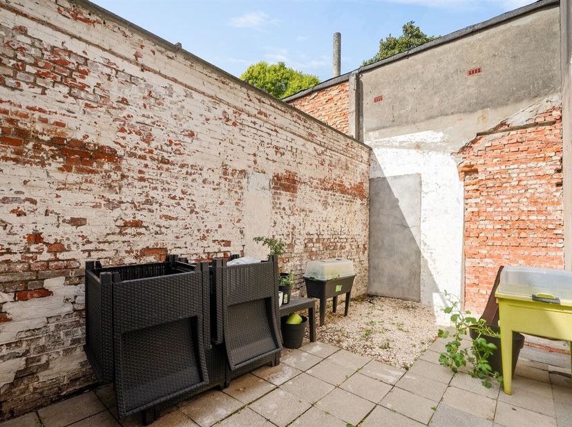 Instapklare 2 slpk. woning met koer <br />
Ligging: Deze woning bevindt zich midden in het centrum, op wandelafstand van winkels, scholen, horeca, ope