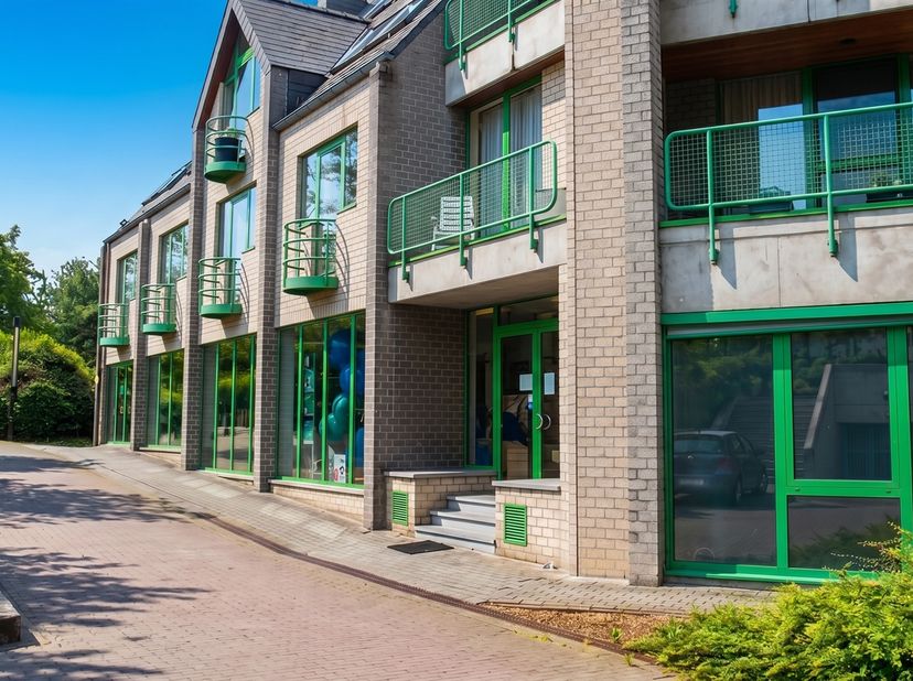Ce studio spacieux et récent, très lumineux, dispose d'un grand espace de vie et de couchage d'environ 20 m², d'une cuisine entièrement équipée, d'une