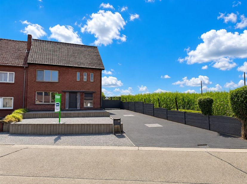 Instapklare gezinswoning met EPC-label C, zonnepanelen, thuisbatterij en ruime zuid-gerichte tuin op 10a09ca!<br />
<br />
Op een landelijke ligging