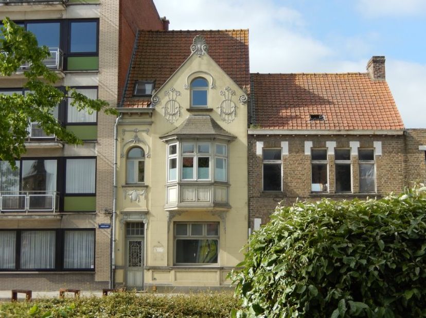 commercieel handelsgelijkvloers van +/- 120 m²<br />
met parkeergelegenheid voor de deur<br />
uitermate commercieel gelegen met grote zichtbaarheid l