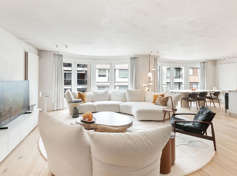 Prachtig gerenoveerd appartement met drie mooie slaapkamers en een gevelbreedte van maar liefst 9,75 m, gelegen in de Jozef Nellenslaan. Dit apparteme