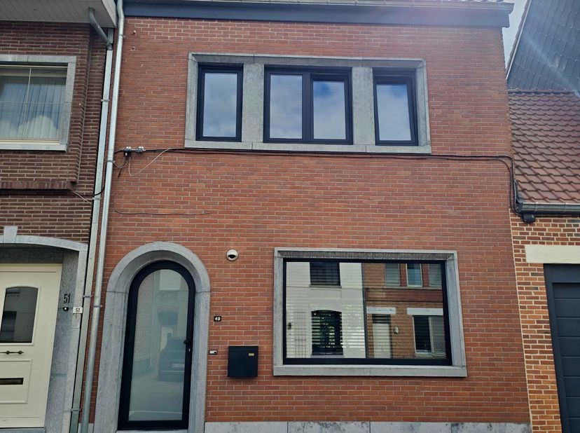 Cette maison entièrement rénovée en 2022 est située à l’intérieur du grand ring de Hasselt, dans une rue très calme, à seulement 5 minutes à vélo du c