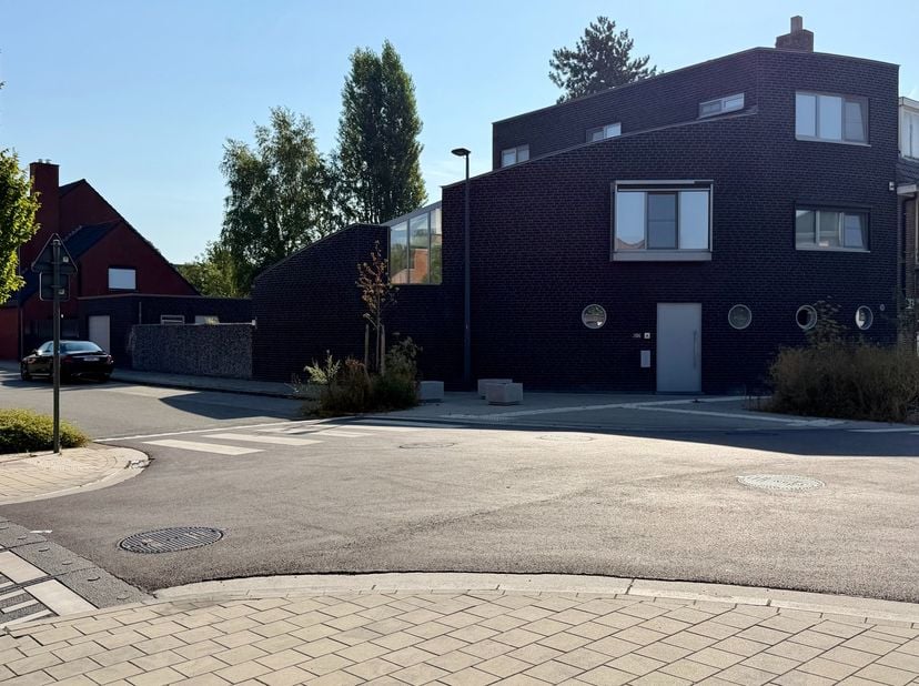 Deze TRENDY NIEUWBOUW (2016),&amp;nbsp;zich bevindend op een hoekperceel van 331m², is ingeplant vlakbij het natuurreservaat Bourgoyen en biedt een uitste