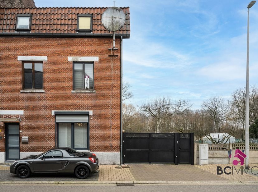 Deze woning is gelegen in een woon- en handelsstraat. Op wandelafstand kan je La Biomista bereiken. <br />
In de omgeving vindt men tal van winkels, e