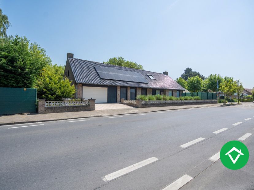 Deze woning heeft een bewoonbare oppervlakte van 331m2 en bestaat uit: oprit - ruime inkomhal met gastentoilet - lichtrijke living met parketvloer en