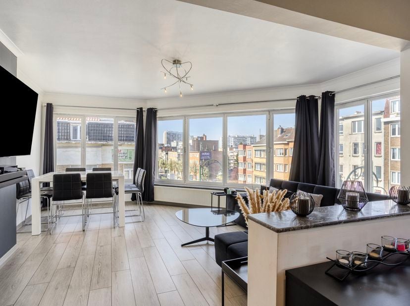 Appartement d'angle lumineux et prêt à emménager, situé au 3e étage d'un petit immeuble à Ganshoren. Il se trouve à proximité immédiate des commerces,