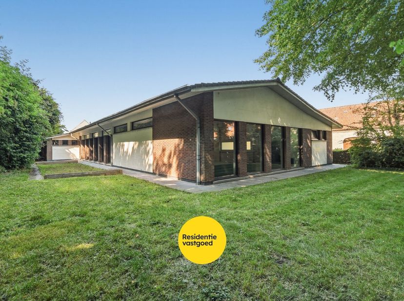 Dit voormalige dienstencentrum, gebouwd in 1973, bevindt zich op een perceel van 973 m² en beschikt over een bebouwde oppervlakte van meer dan 300 m².