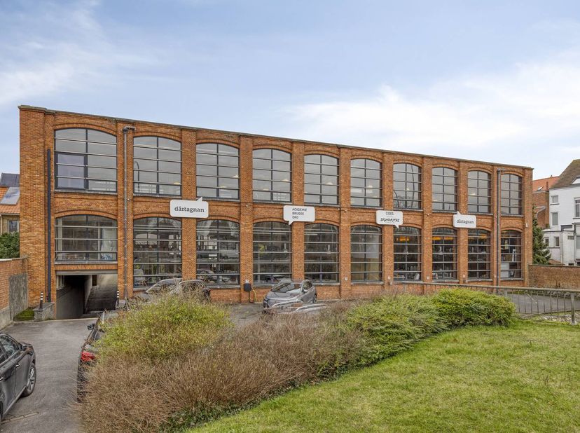 Bureau lumineux à louer situé dans la Nijverheidsstraat 7, près de la R30, du périphérique de Bruges et à distance de marche du centre-ville de Bruges