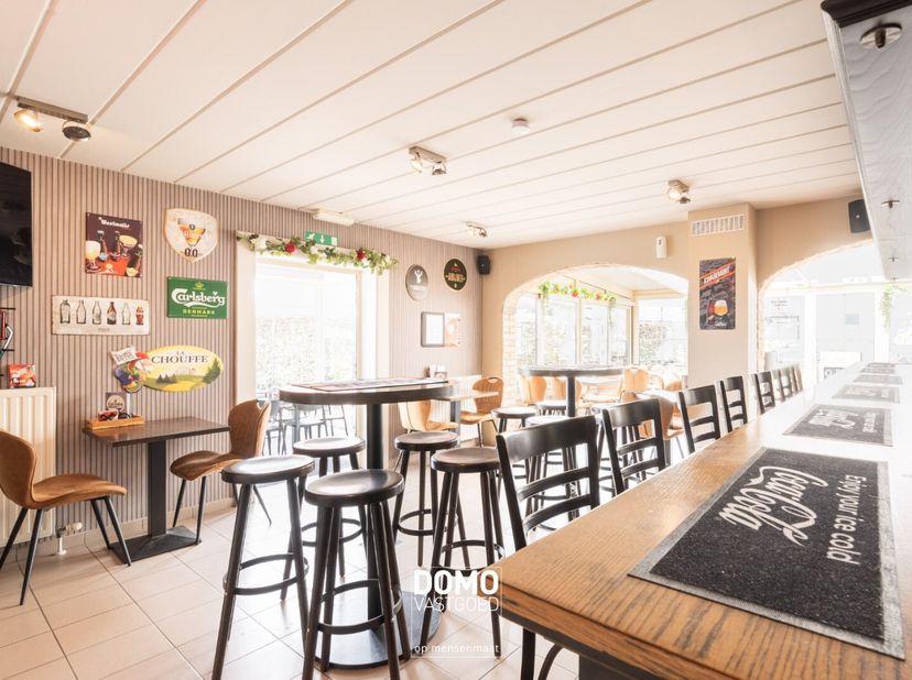 Interesse in dit uniek commercieel pand voor jouw activiteiten? Ontdek meer via www.domovastgoed.be<br />
Op een uitzonderlijke locatie in het groene