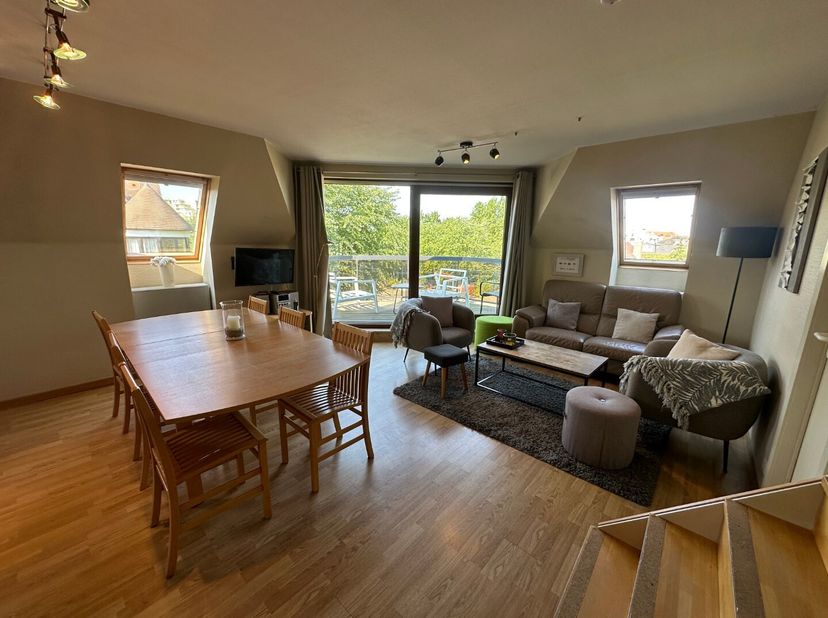 Op zoek naar een groot appartement aan de kust met ruimte voor het hele gezin? Dit ruime duplexappartement met vier volwaardige slaapkamers is gelegen