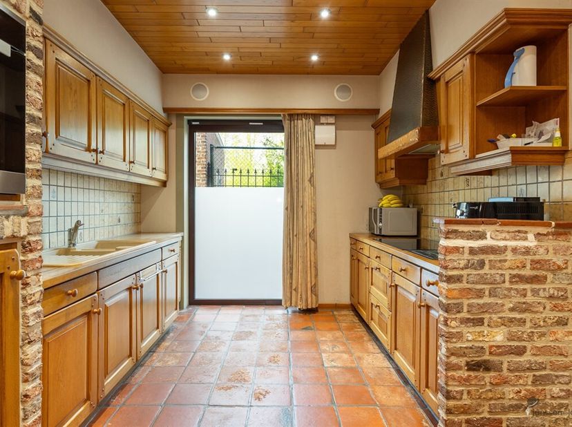 Deze ruime woning in Zele combineert volume, functionaliteit en solide bouwkwaliteit. <br />
Met een bewoonbare oppervlakte van 243 m² op een perceel