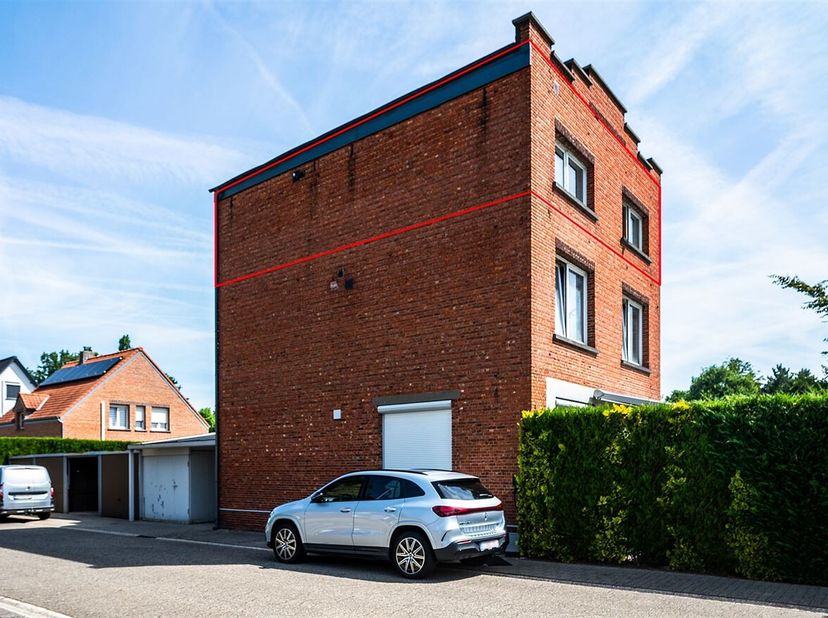 Instapklaar appartement met  ruime garage in Geel<br />
Locatie<br />
Dit appartement is gunstig gelegen aan de Oosterloseweg in Geel. Dankzij de cent