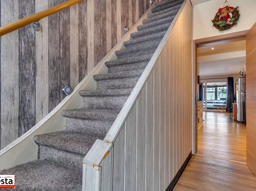 Deze charmante woning in Sint-Truiden biedt ruime vertrekken en is ideaal voor een groot gezin. De woning heeft een moderne uitstraling en is voorzien
