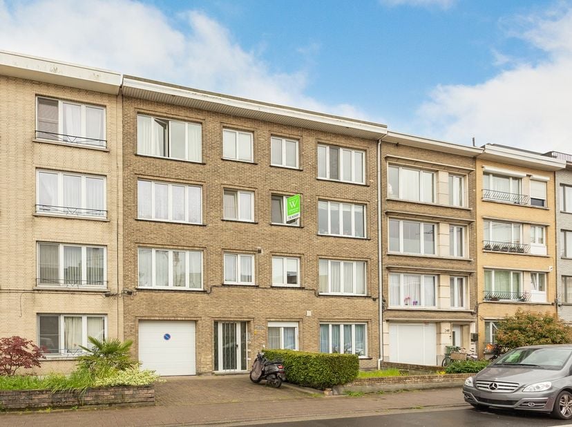 Op zoek naar een verzorgd appartement met veel ruimte, een uitstekende ligging én lage vaste kosten? Dit charmante appartement in een kleinschalige re