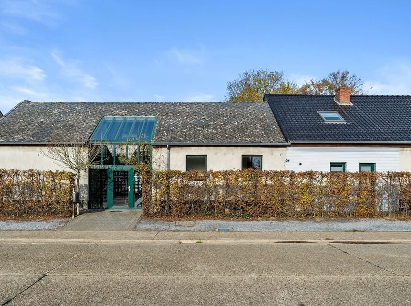 Ontdek deze karaktervolle gerenoveerde fermette, oorspronkelijk gebouwd in 1879 en volledig heringericht tot twee afzonderlijke woonentiteiten (22A en