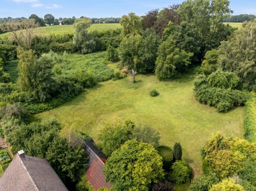 In Roselies, aan het einde van een doodlopende oprijlaan, biedt deze herenwoning volgens het EPC ongeveer 367 m² op een perceel van 7.190 m². De eigen