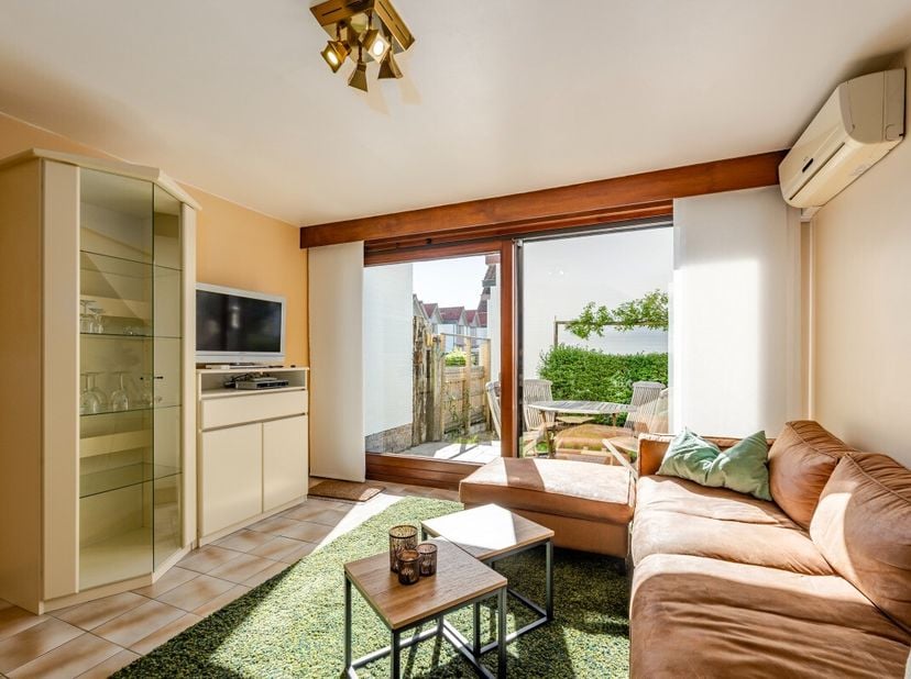 Te koop: gezellige vakantiewoning in Nieuwpoort, gelegen aan de Dienstweg Havengeul, op korte afstand van de haven en het centrum. Deze woning biedt e