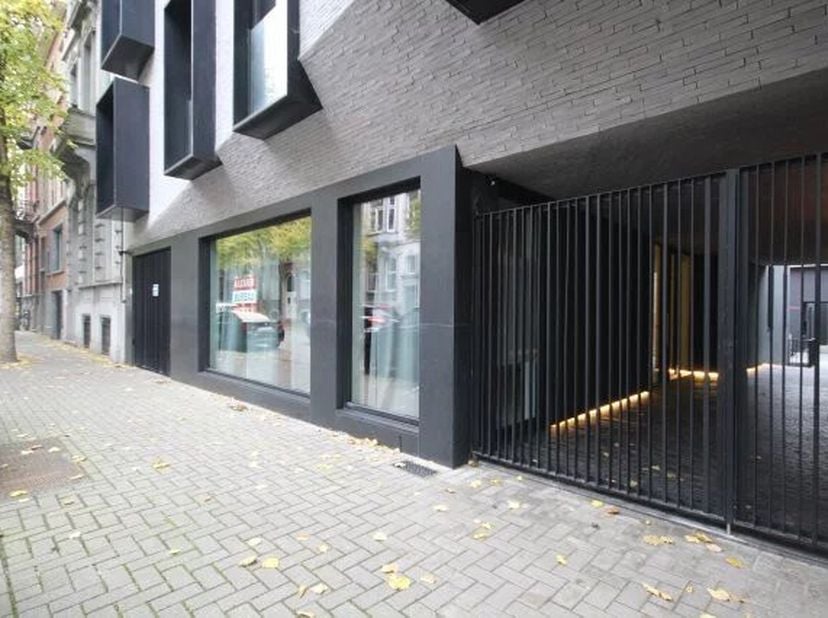 Bureau à louer de 30 m² entre l'avenue Louise et le quartier du Chatelain. Loyer : 950 euro/mois + 160euro (provision commun immeuble, entretien chaud