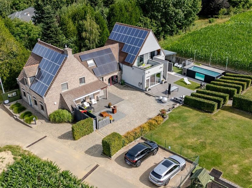 In het groene Moerbeke, een deelgemeente van Geraardsbergen midden in de Vlaamse Ardennen, bevindt zich dit unieke domein waar comfortabel wonen en su