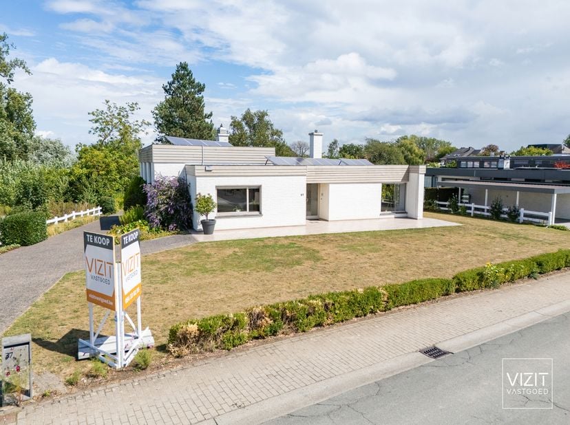 Bezoekdag op afspraak - 28/08/2026!<br />
Deze verzorgde villa is bijzonder rustig gelegen en geniet van een prachtig open zicht. Het gelijkvloers omv