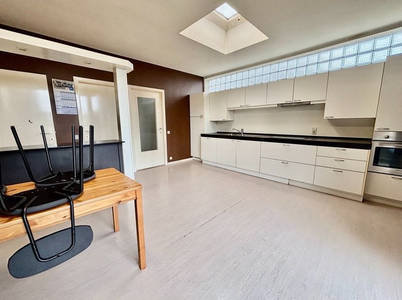 Dit ruime appartement is gelegen op de eerste verdieping van een kleinschalig gebouw, pal in het centrum van Ardooie aan het Marktplein. Dankzij deze