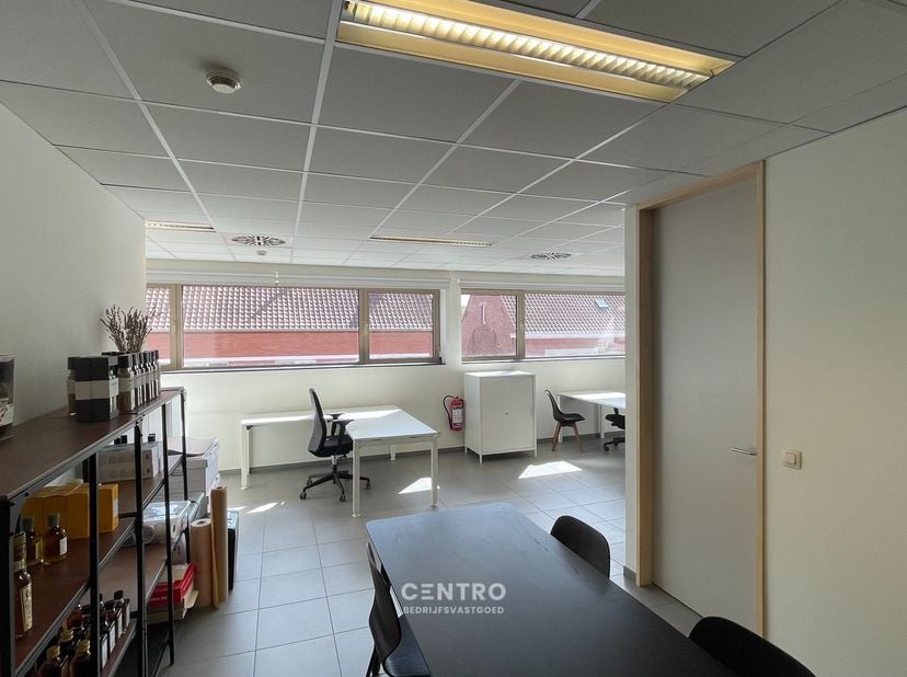 Volledig vernieuwd, klassevol ingericht en voorzien van gemeenschappelijke faciliteiten.&amp;nbsp; U kunt als huurder per direct aan de slag.<br />
<br />