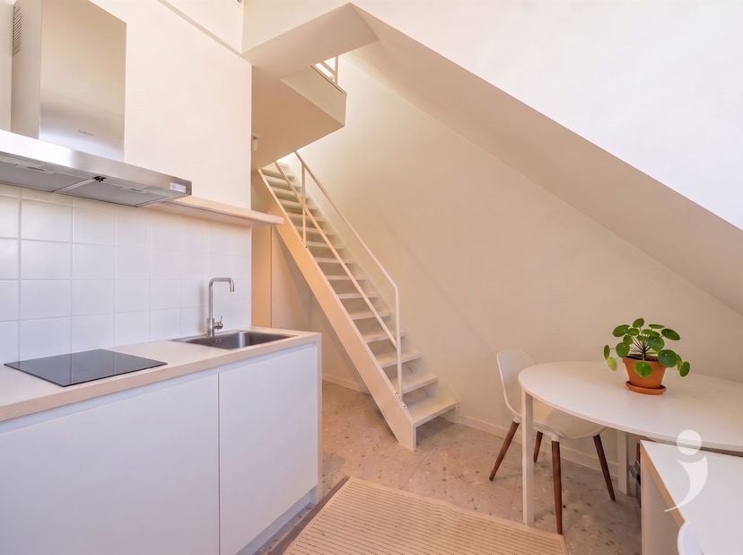 **Alleen voor studenten<br />
Ben je op zoek naar extra ruimte, comfort en een toplocatie in Leuven? Dan is deze grootste duplex studio in Residentie