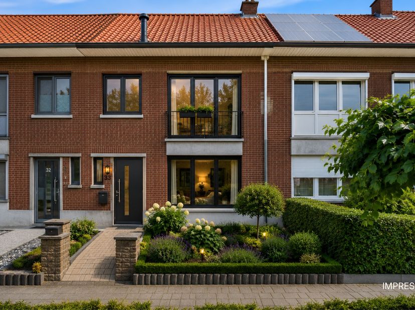 Bent u op zoek naar een woning die u volledig naar eigen smaak kunt renoveren? Dan biedt deze karaktervolle woning aan de Kleersnijderslaan 33 in Hass