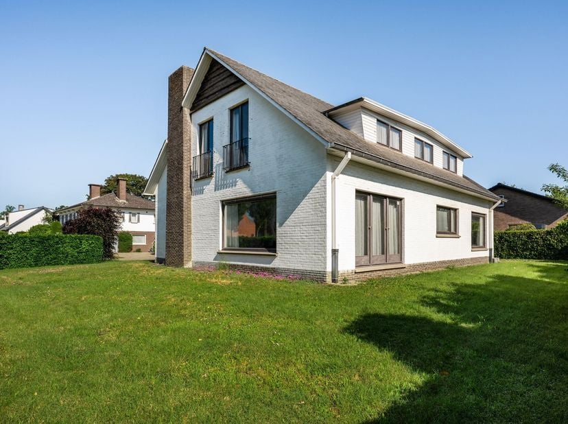 Gelegen aan de prestigieuze Nobellaan geniet deze woning van een uiterst centrale en vlot bereikbare ligging in Hasselt. De rustige, residentiële buur