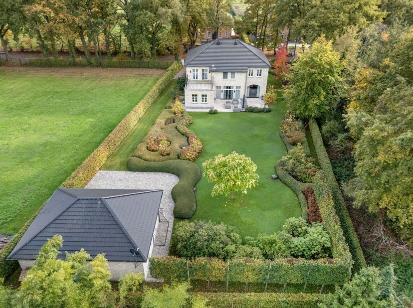Deze exclusieve villa biedt een unieke combinatie van elegantie en hedendaags comfort. De prachtig aangelegde en omheinde tuin maakt het helemaal comp